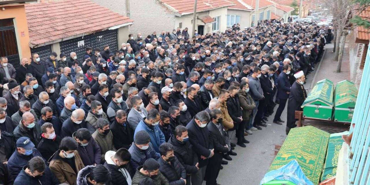Kahramankazan’daki trafik kazasında ölen aileyi yüzlerce kişi uğurladı