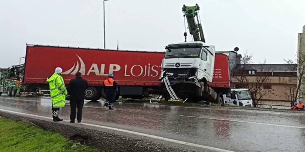 Büyükçekmece’de tır yan yola uçtu: 1 yaralı