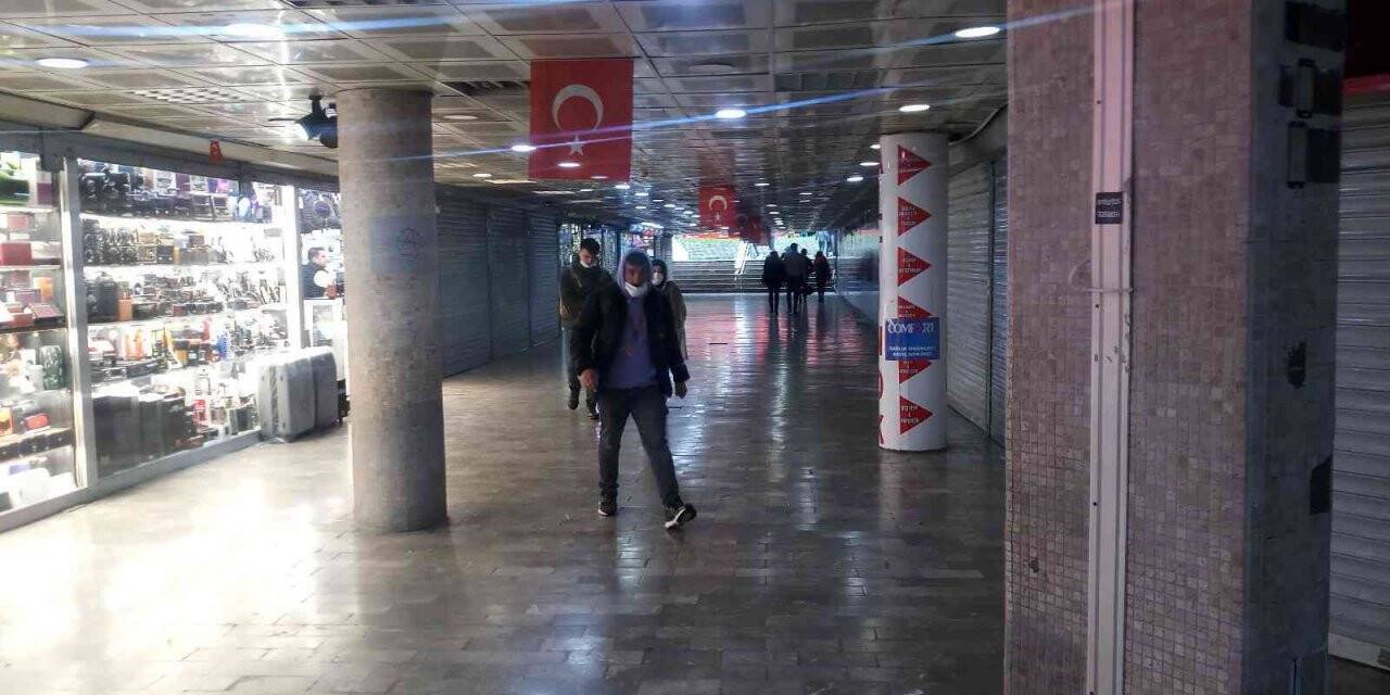Karaköy Yeraltı Çarşısı’nda Türk bayrağına saldıranlara esnaftan dayak