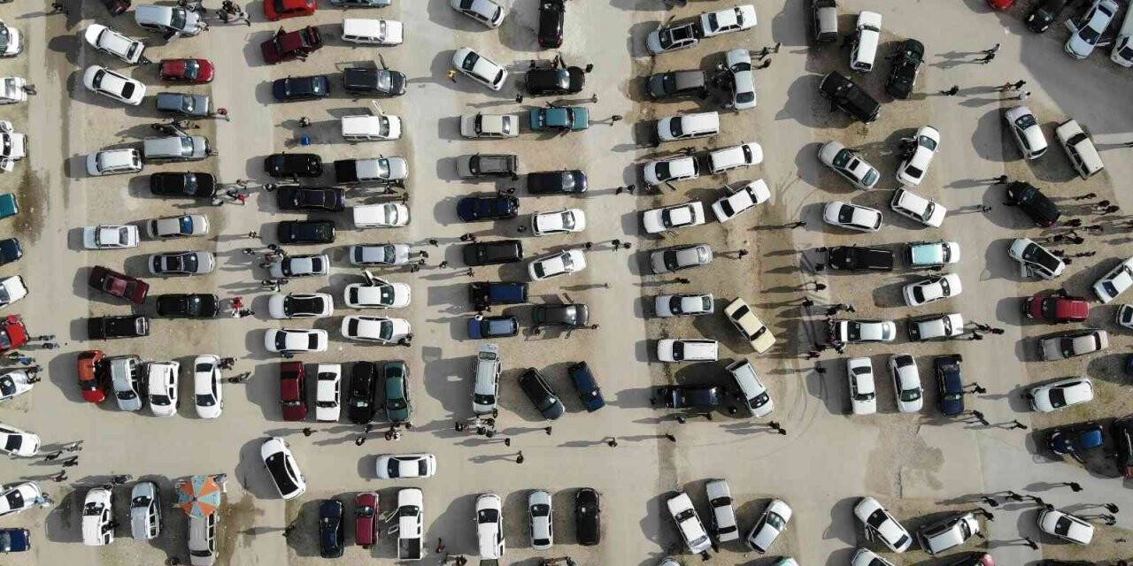 İkinci el oto pazarında işler açıldı, esnafın yüzü güldü