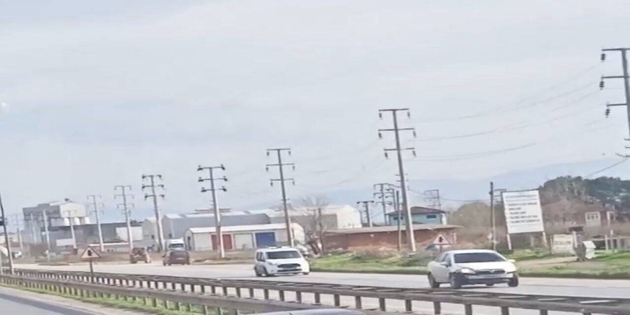 "Dur" ihtarına uymadı, hem başka araçlara hem de ekip otosuna çarptı