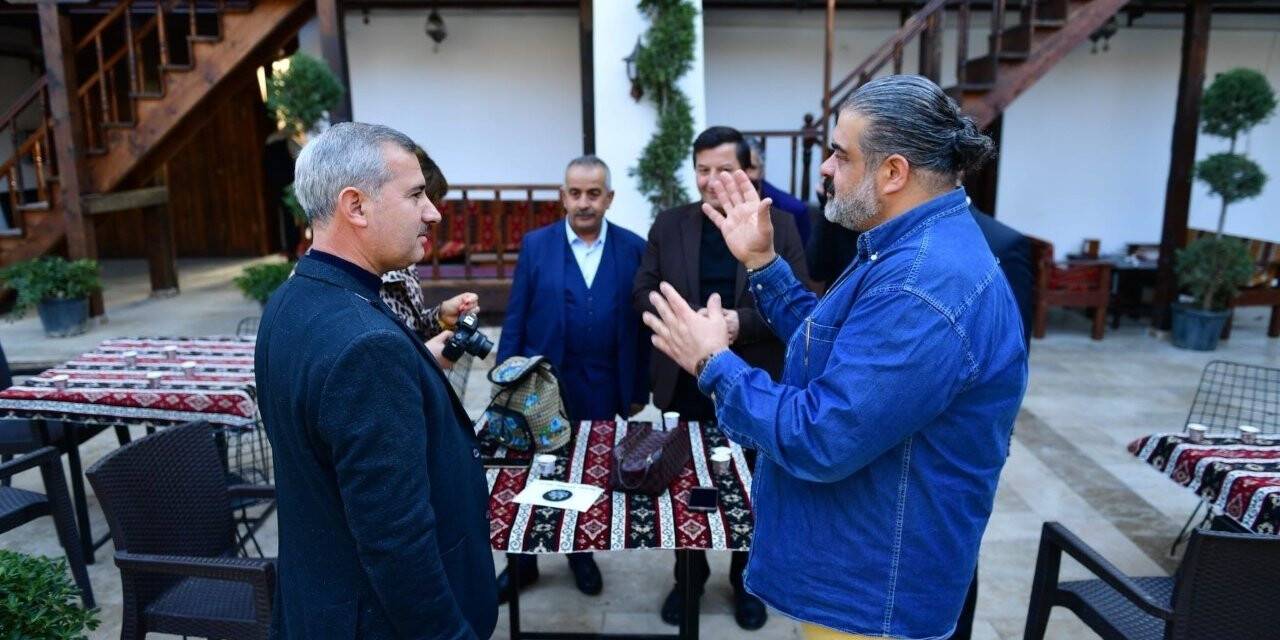 Başkan Çınar, sanatçıları tarihi konakta ağırladı