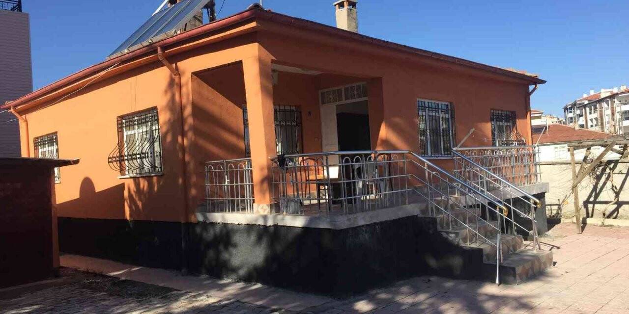 Kümesteki hayvanlarına bakmaya geldi, evinin soyulduğunu gördü
