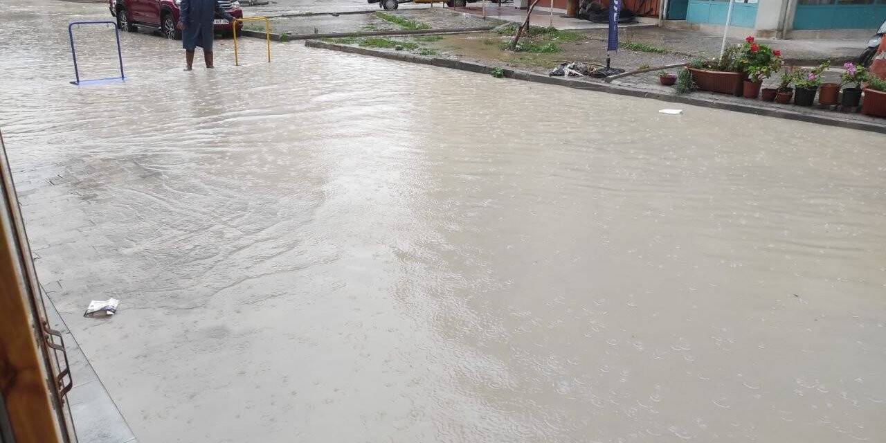 İzmir’i sağanak vurdu