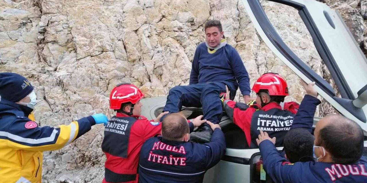 Takla atan araçta mahsur kaldı, itfaiye ekipleri kurtardı