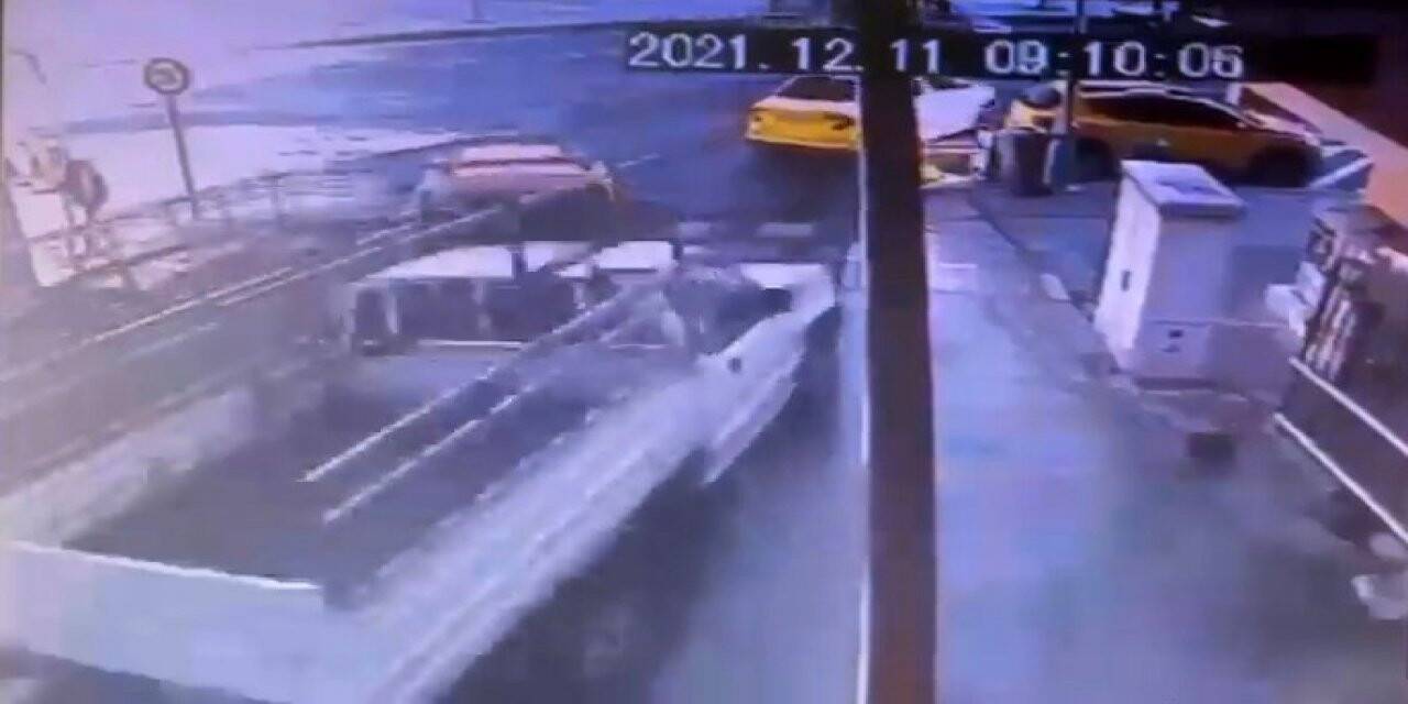 Rize’de freni boşalan kamyonet şehrin meydanına daldı