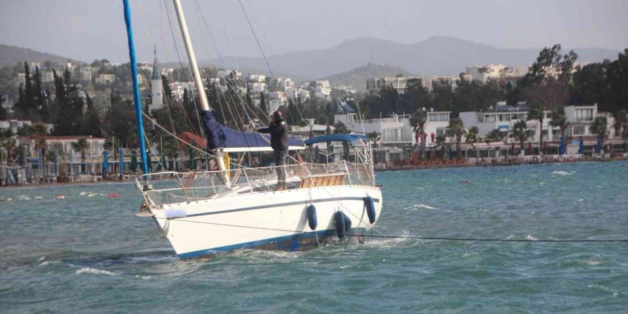 Tekne karaya oturdu, kayıklar su aldı