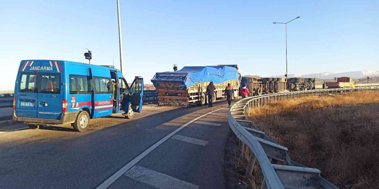 Virajı alamayan tır yola devrildi