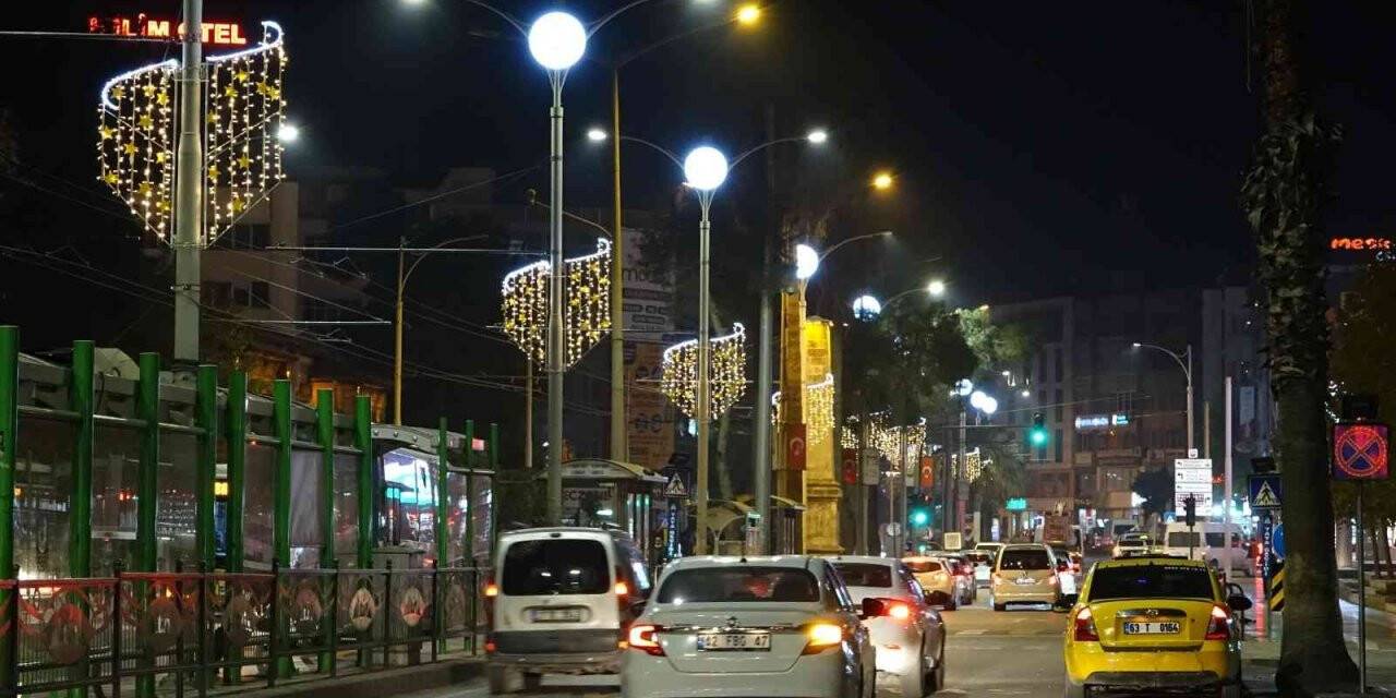 Atatürk Bulvarı ışıklandırıldı