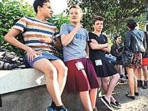 Erkeklerden Etekli Protesto!