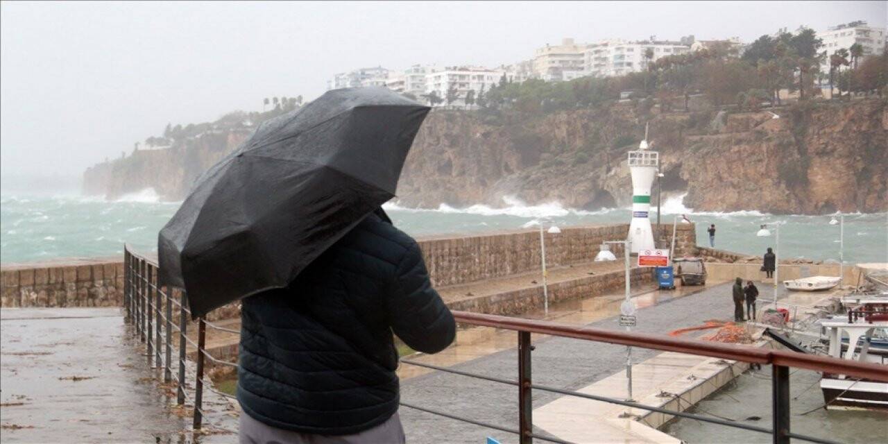 Antalya'da sağanak etkili oluyor