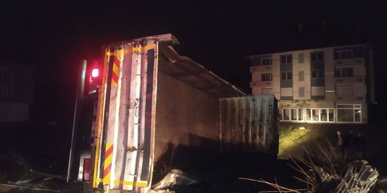 Kamyon elektrik direğine çarptı, mahalle karanlığa gömüldü