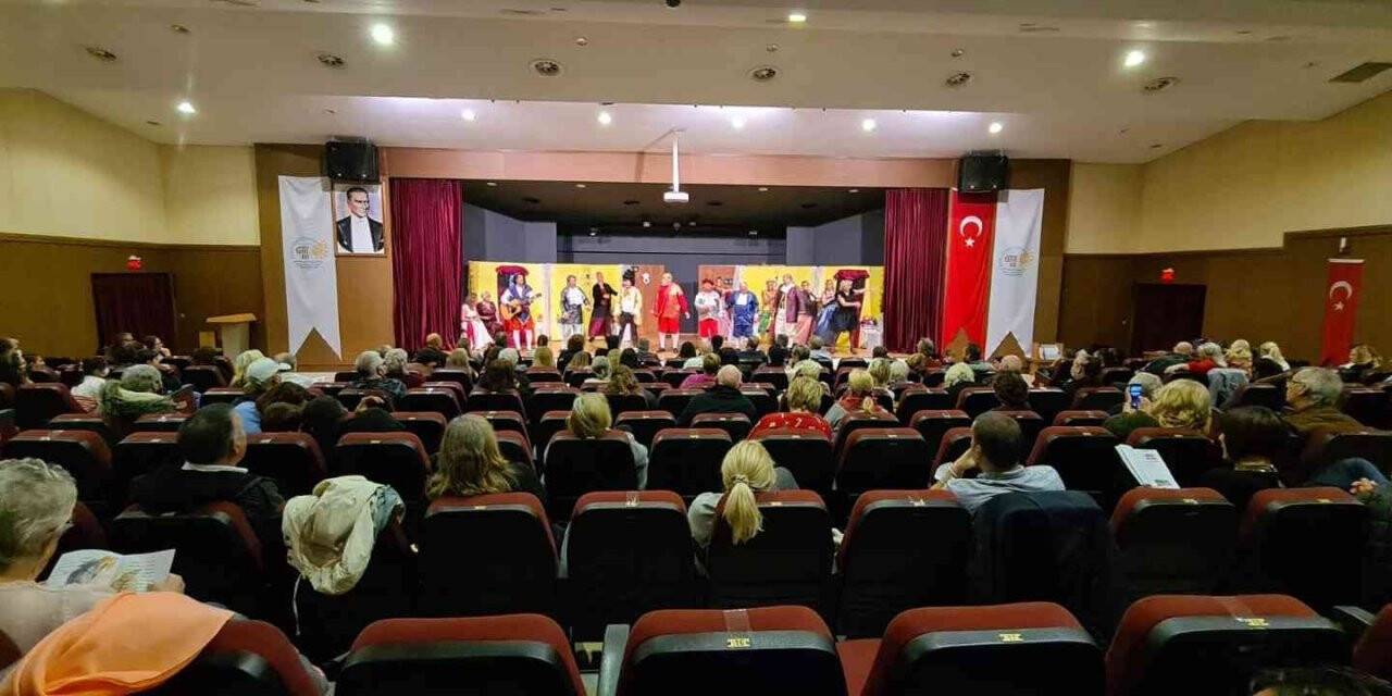 Didim’deki yabancılar  “eğitim” için sahne aldı