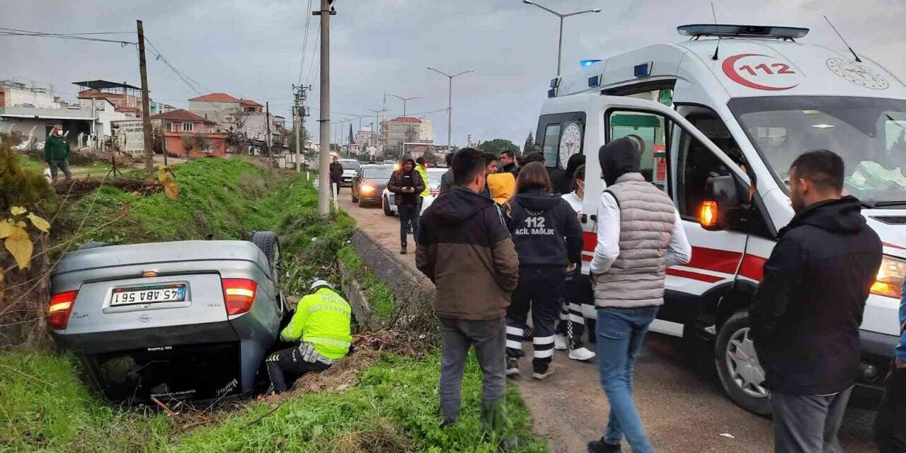 Manisa’da otomobil menfeze uçtu: 3 yaralı
