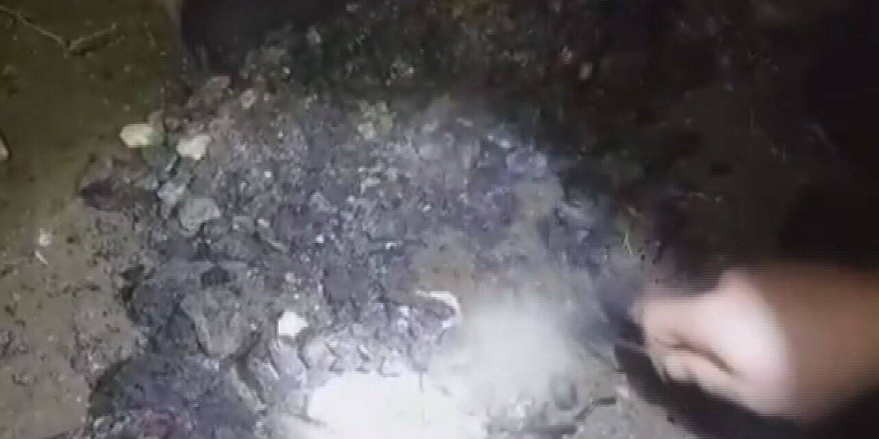 Polisi gören zehir tacirleri uyuşturucuları tuvalet deliğine ve sobaya attı