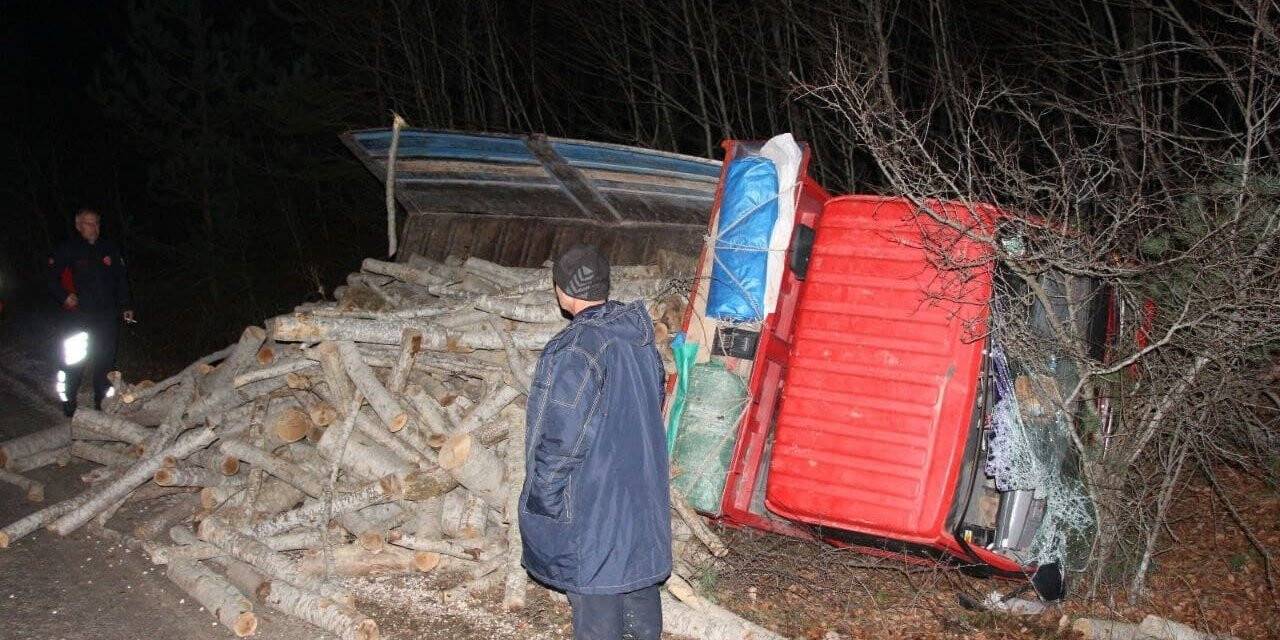 Odun yüklü kamyonet devrildi: 1 yaralı