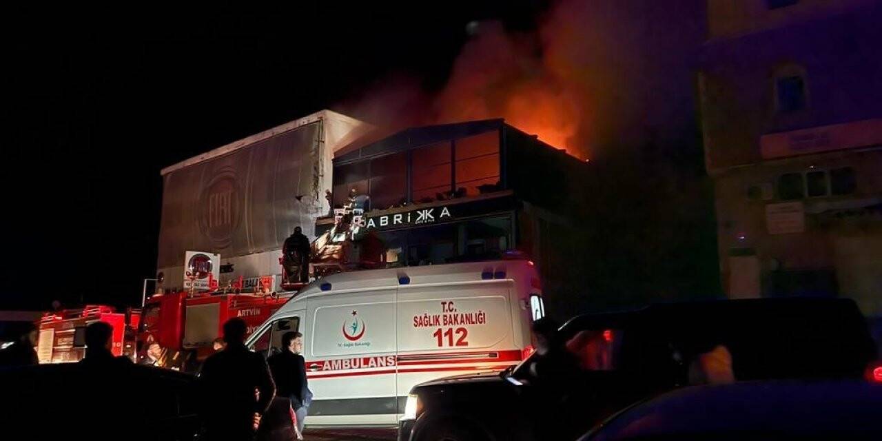 Artvin’de bir kafede çıkan yangında 8 kişi yaralandı
