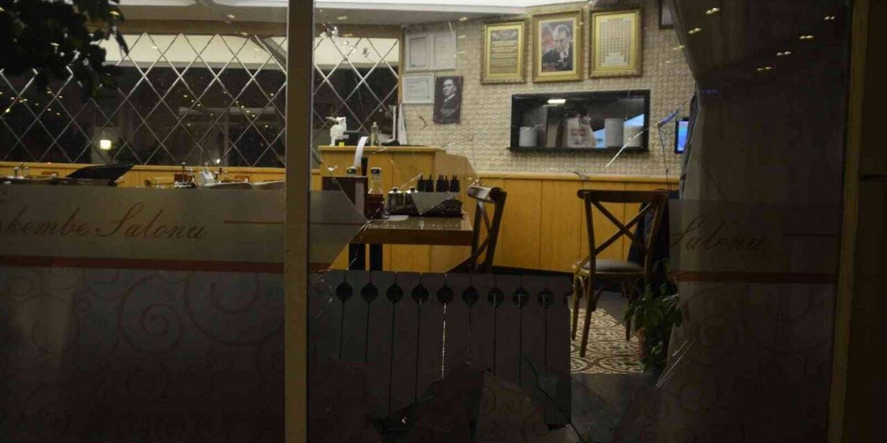 Büyükçekmece’de alkollü sürücü restorana daldı, ortalık savaş alanına karıştı