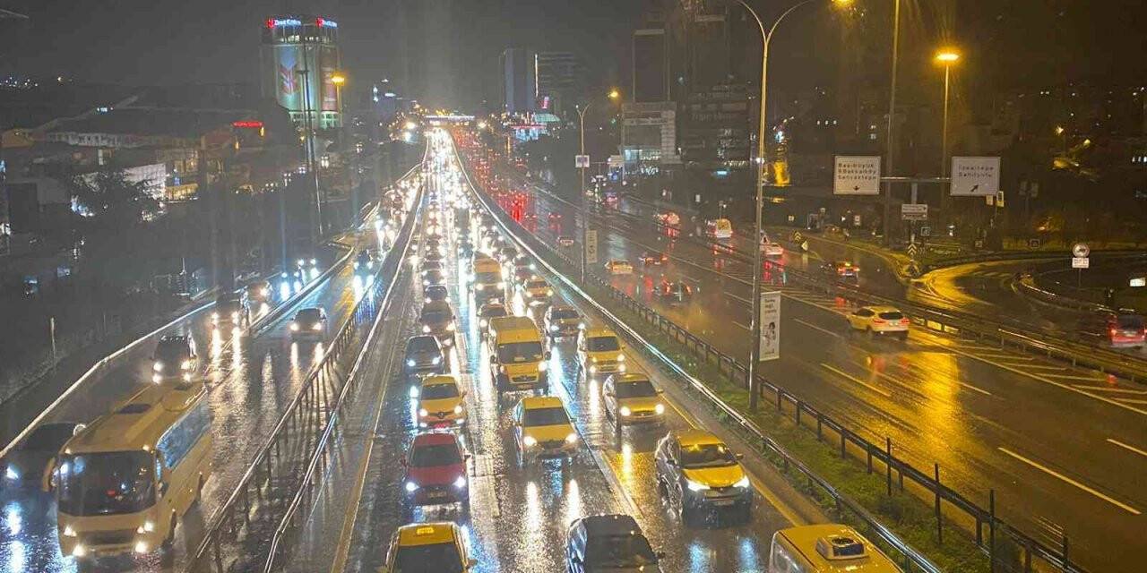 İstanbul’da yağmur trafiği vurdu, yoğunluk yüzde 60’ı gördü
