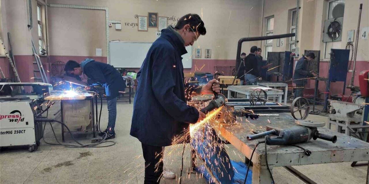 Hem lise okuyor, hem okulların demir işlerini yapıyorlar