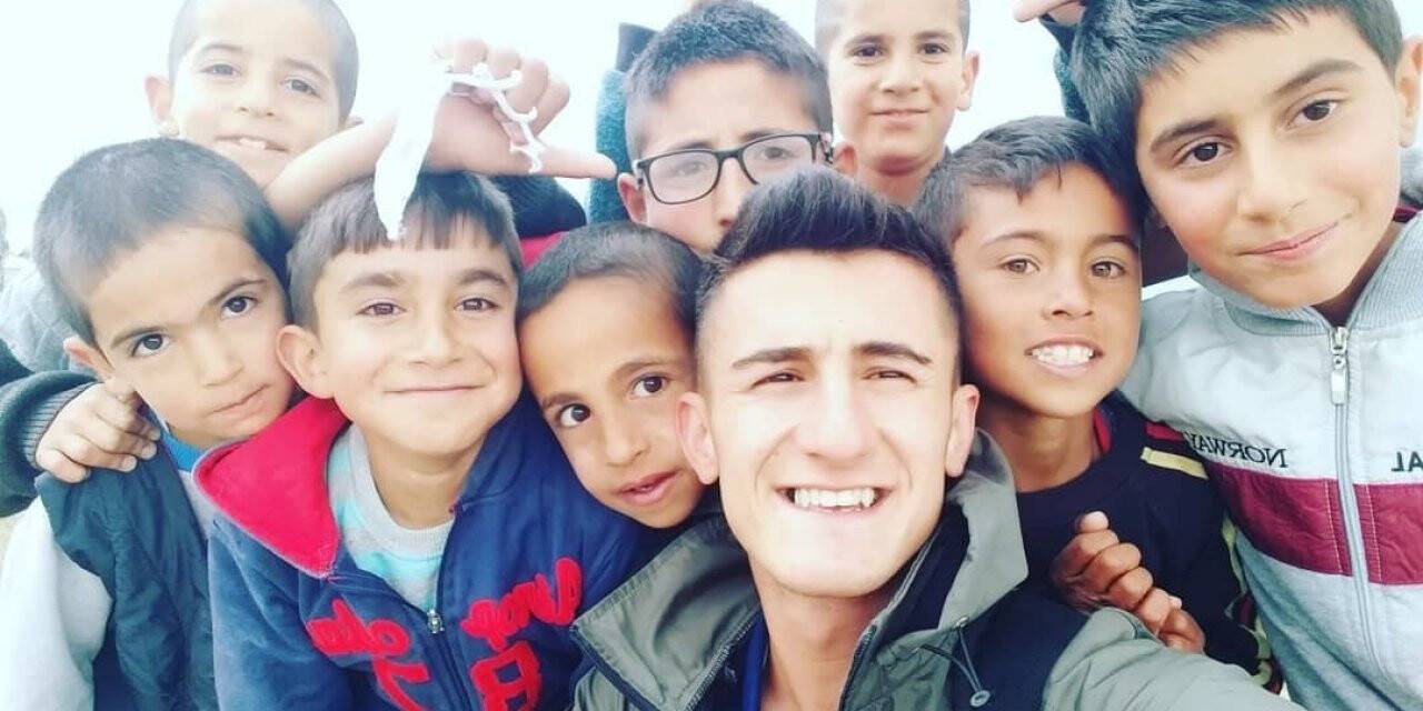 Diyadin’de mahalle mahalle dolaşıp öğrencilere fotoğrafçılığı öretiyor