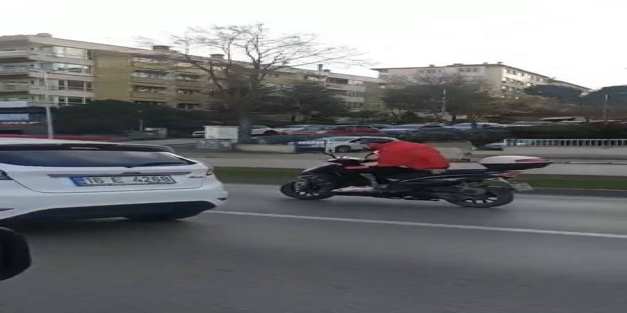 Karayolunda motosikletli jokey