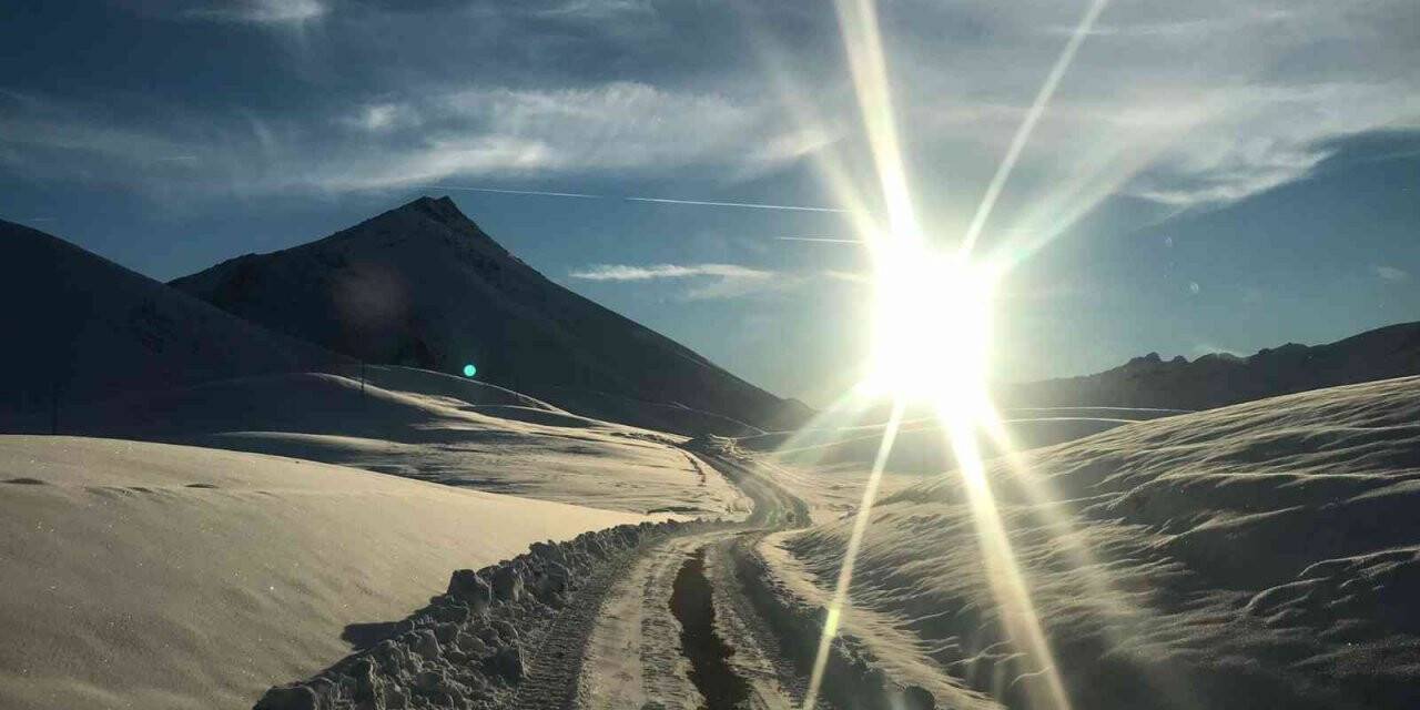 Şırnak’ta kardan kapanan köy yolları ekipler tarafından açılıyor