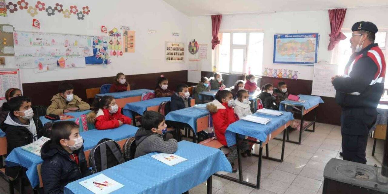 Jandarmadan öğrencilere trafik eğitimi