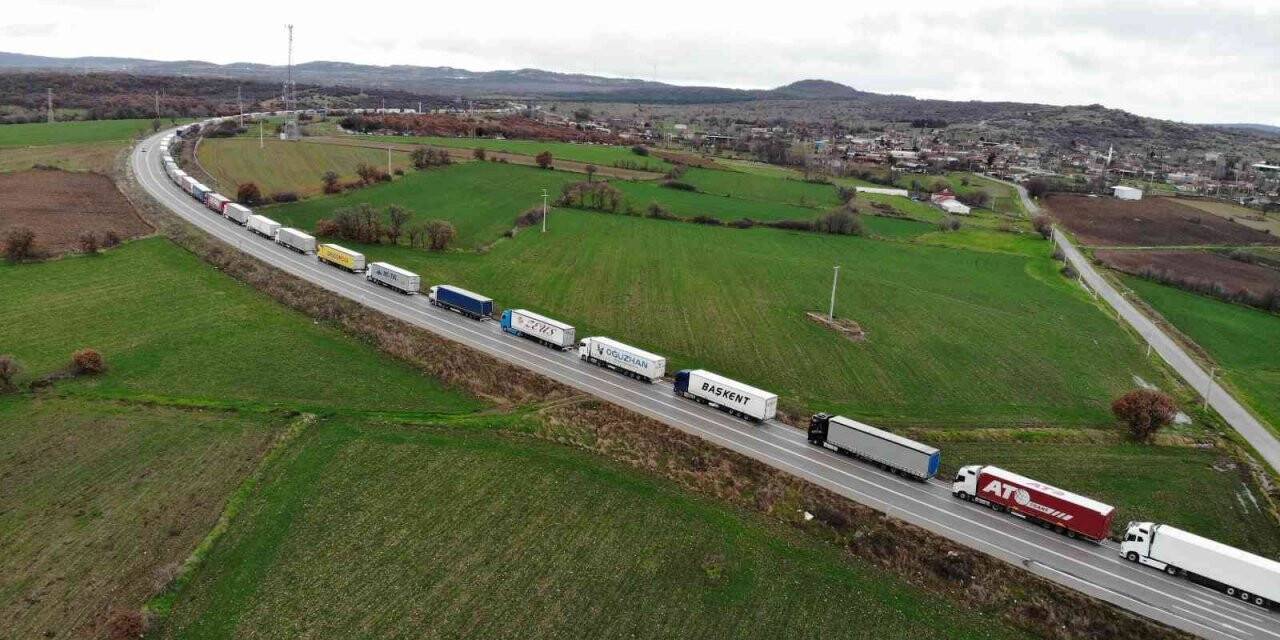 Hamzabeyli Sınır Kapısı’nda kilometrelerce tır kuyruğu