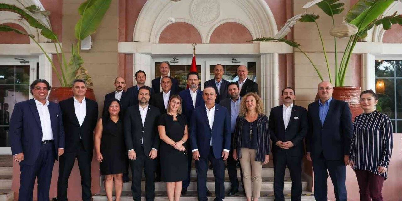Dışişleri Bakanı Çavuşoğlu, Dubai’de Türk İş Konseyi üyeleriyle bir araya geldi