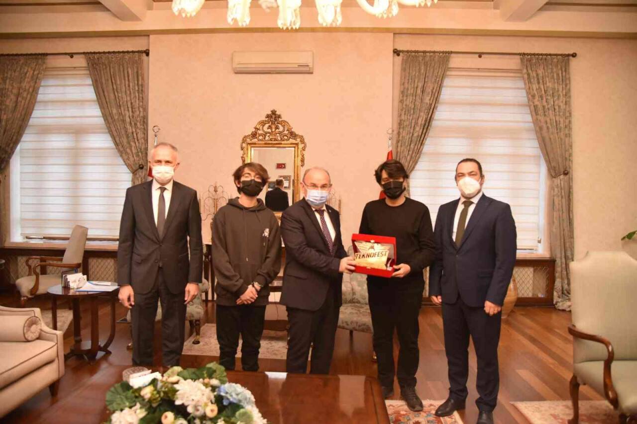 ’İnsansız su altı aracı’ projesini Vali Karadeniz’e anlattılar