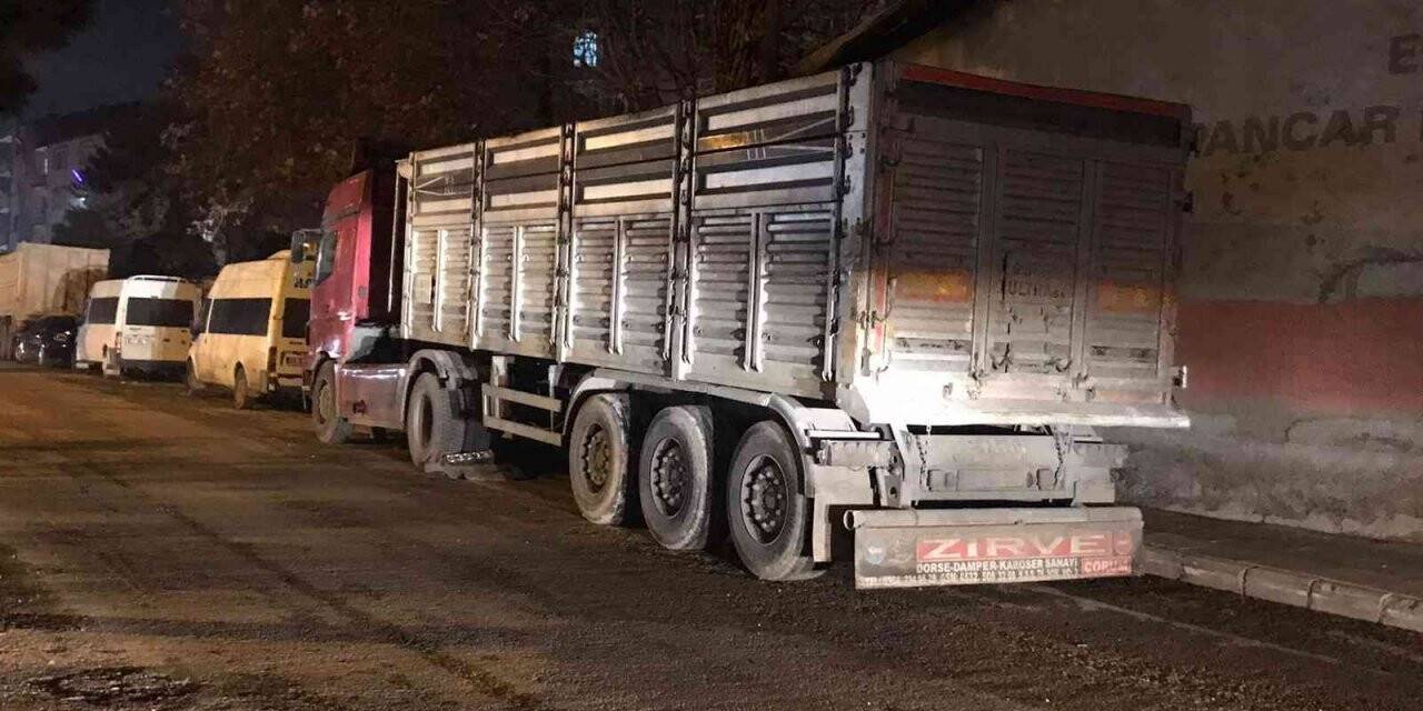 Freni boşalan tır 2 araca çarparak durabildi