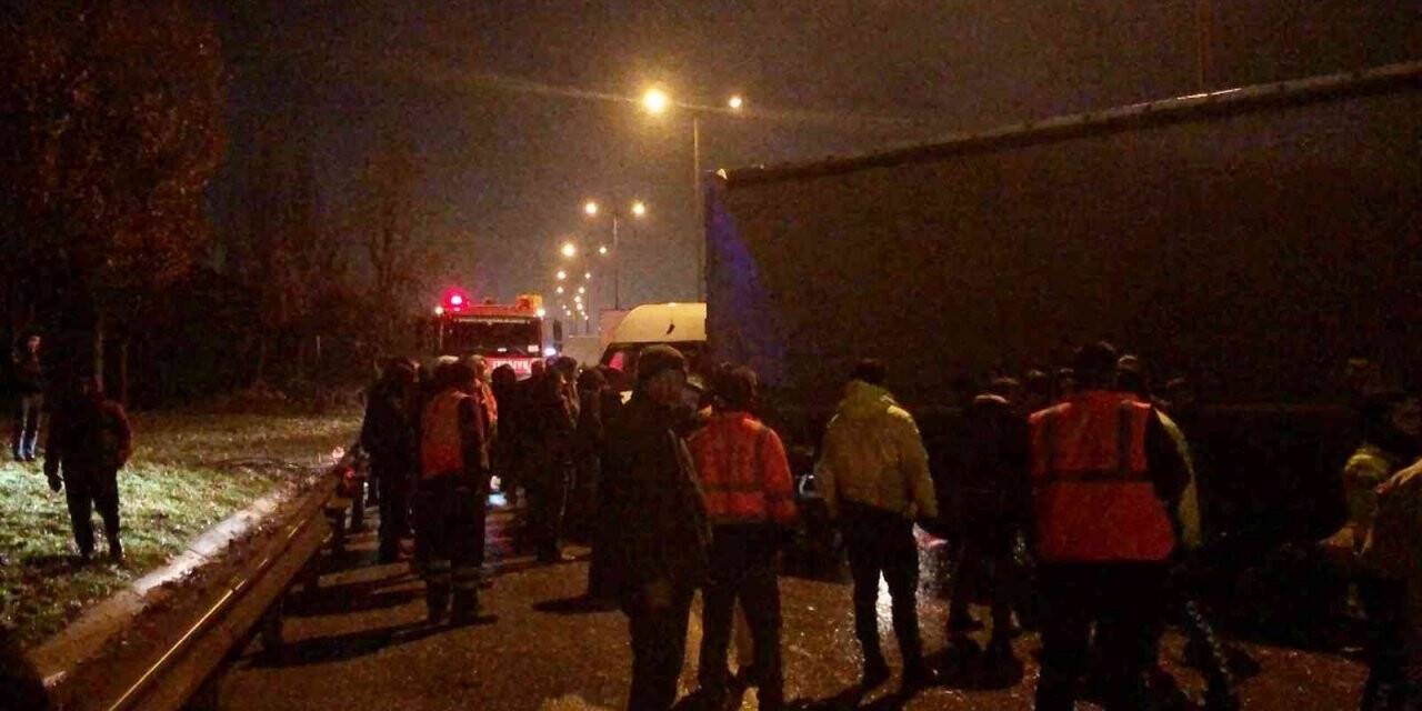Kartal’da tır ile servis minibüsü çarpıştı: 1 yaralı