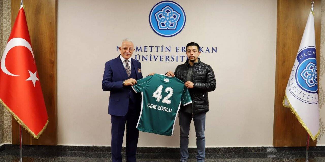 Rektör Zorlu’ya Konyaspor forması