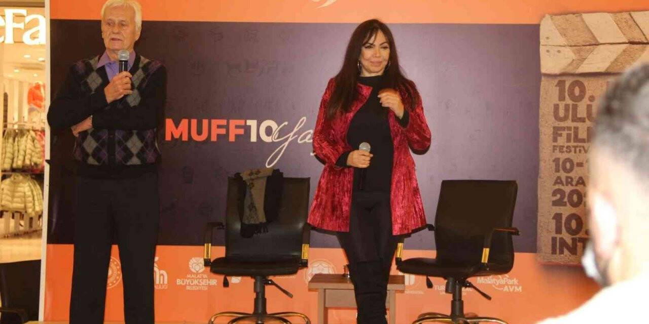 Yeşilçam oyuncuları Engin Çağlar ve Meral Konrat hayranlarıyla buluştu