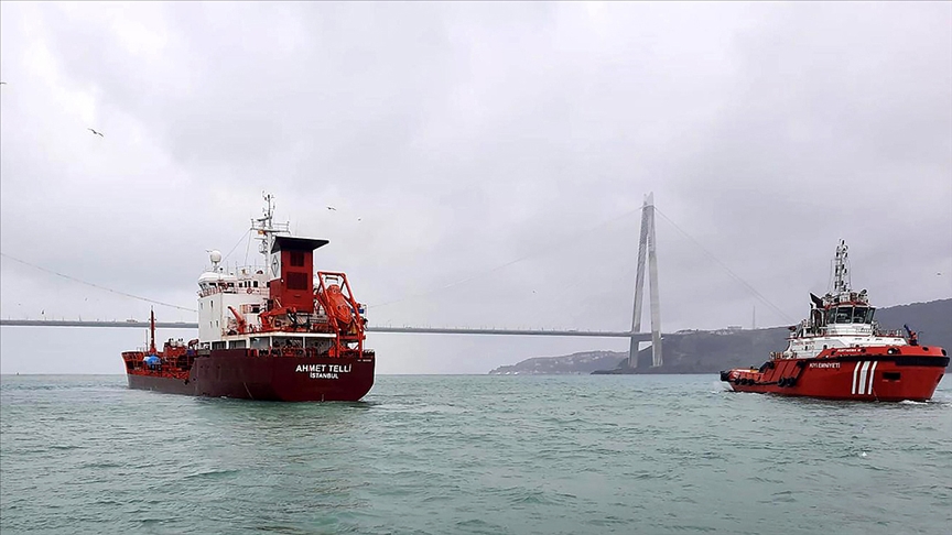 İstanbul Boğazı'nda gemi trafiği, arızalanan tanker nedeniyle askıya alındı