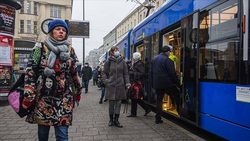Polonya'da Kovid-19 vaka sayılarını azaltmak için yeni önlemler yürürlükte