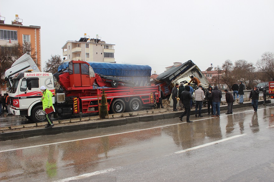 Konya'da kaza! Kırmızı ışıkta bekleyen araçlara kamyon çarptı