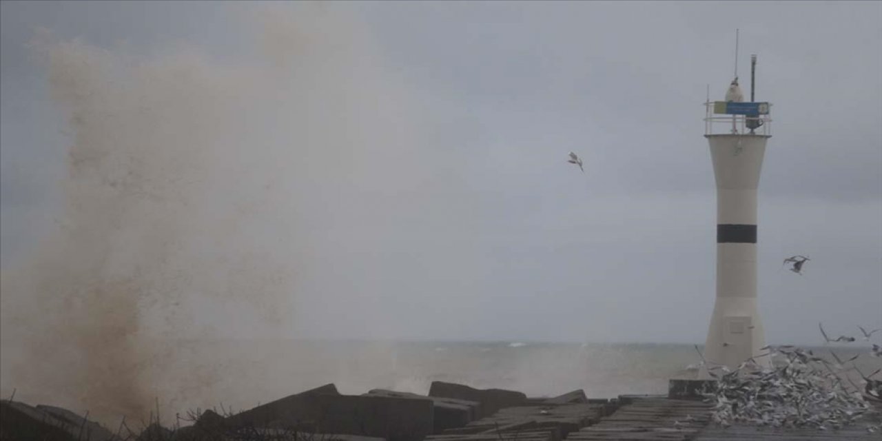 Düzce'de şiddetli rüzgar 5 metrelik dalgalar oluşturdu