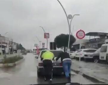 Alaplı’da trafik polisi vatandaşı yolda bırakmadı