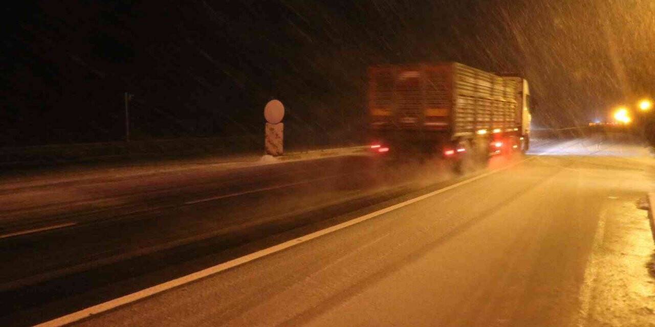 Bolu Dağı’nda yoğun kar yağışı etkili oluyor