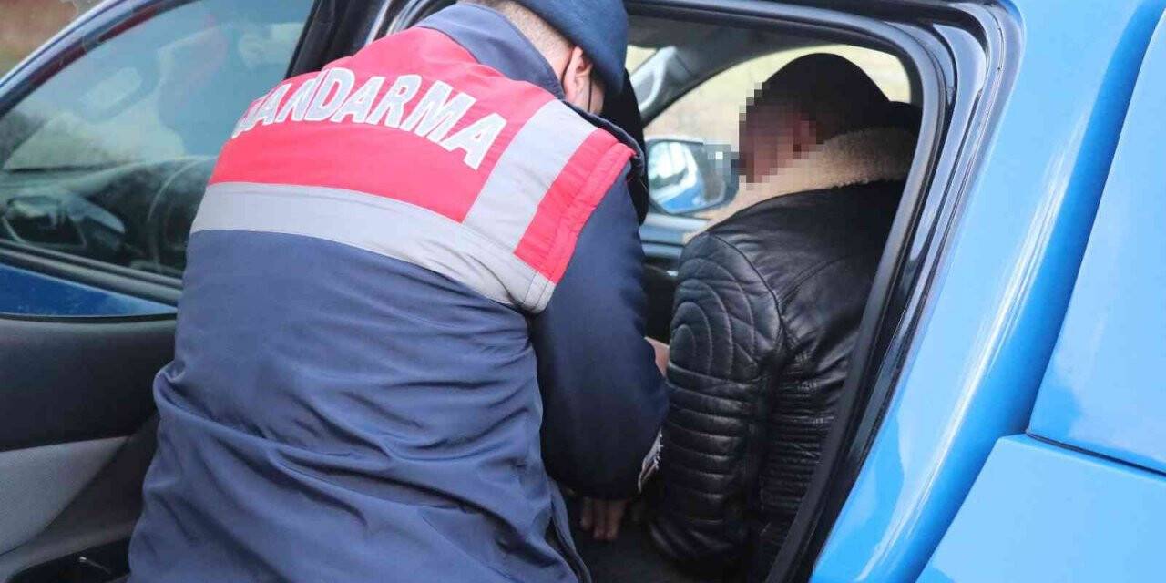 Alkollü sürücü ruhsatsız tüfekle görevden dönen polislere yakalandı