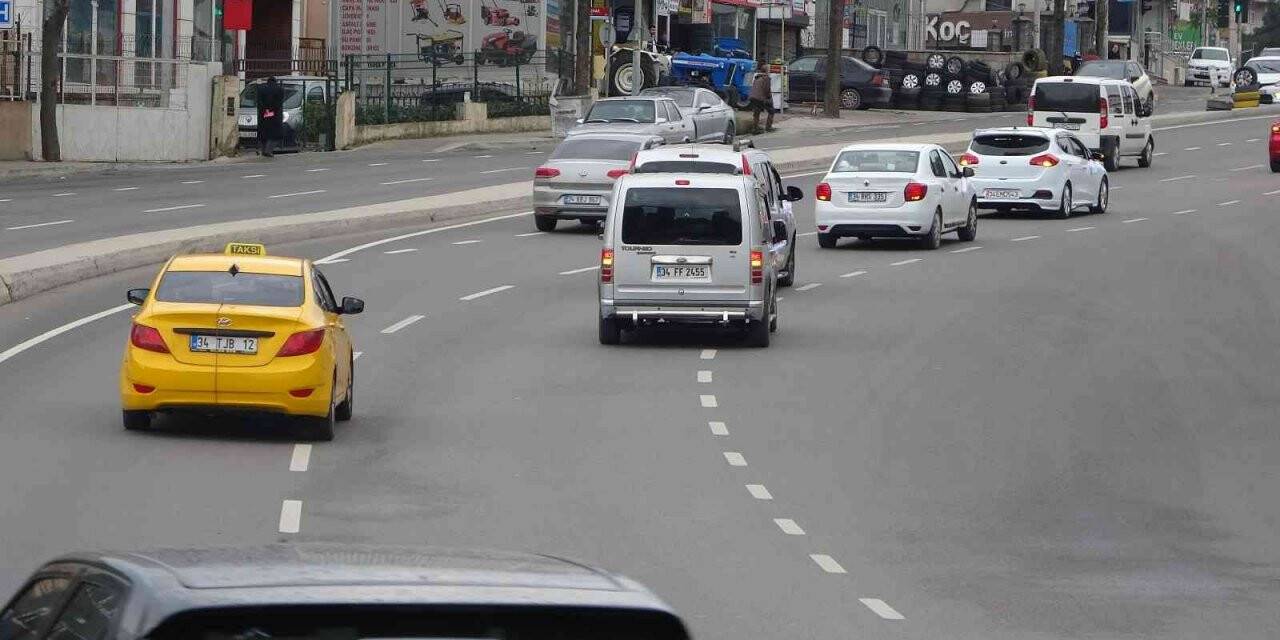 Pendik’te otomobil çarptığı kadının metrelerce sürüklendiği anlar kamerada
