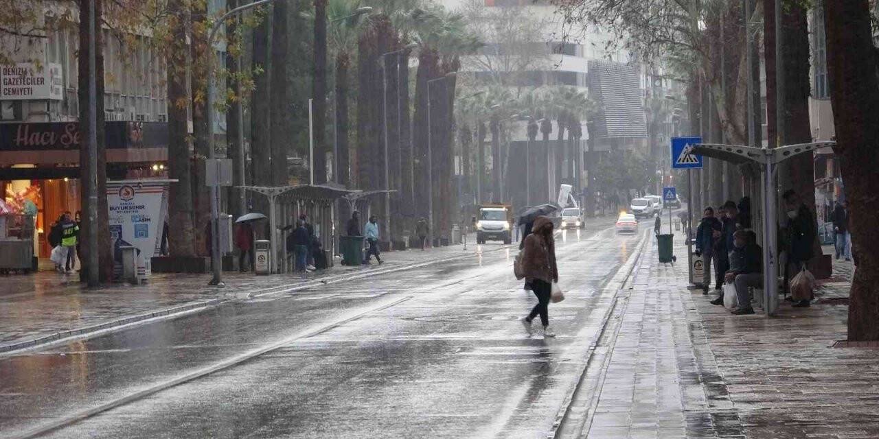 Denizli’de haftaya yağışla başladı