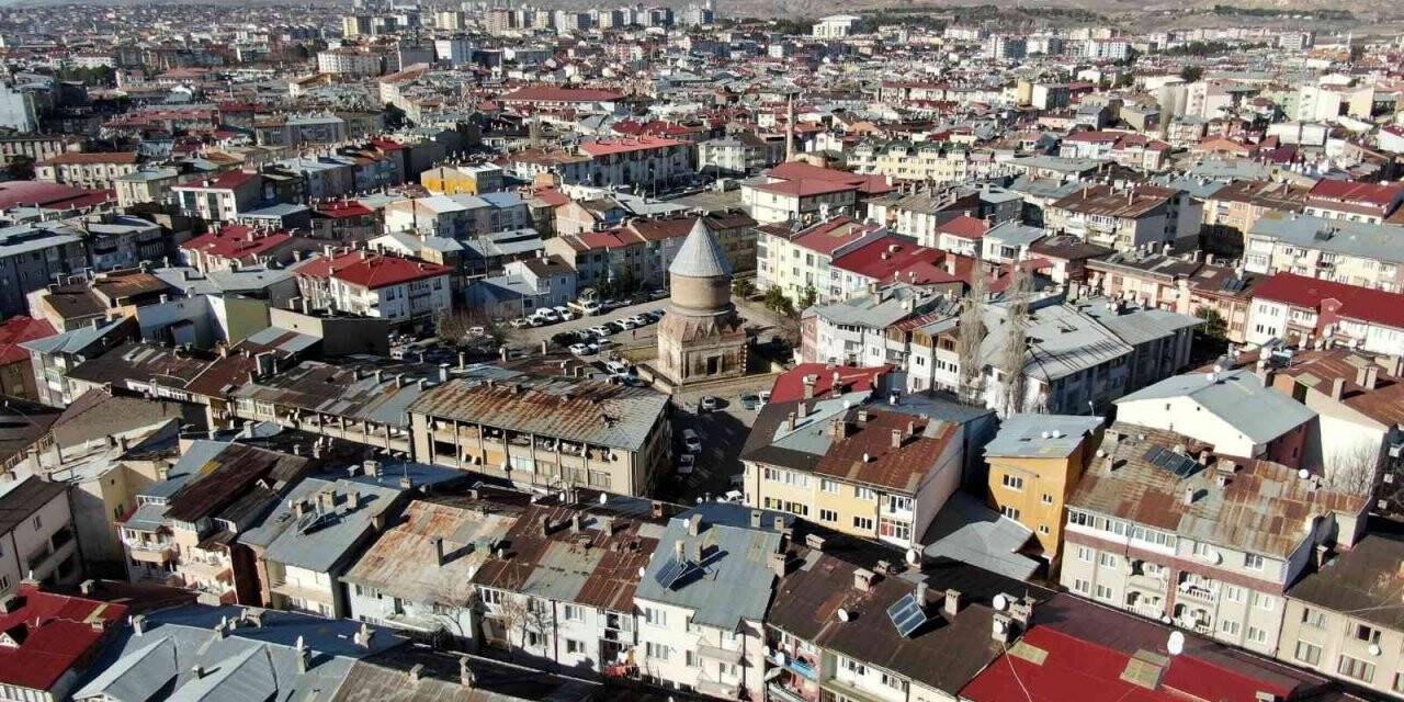 6 asırlık tarihi yapı dökülmeye yüz tuttu