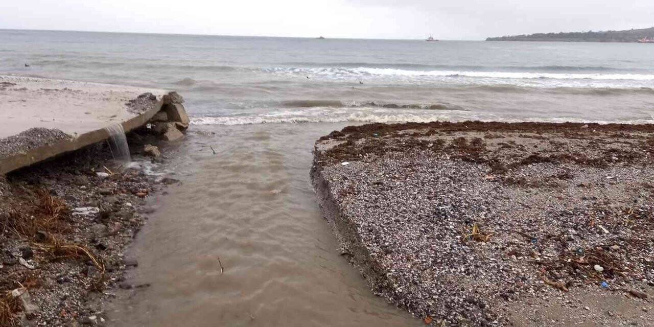 Simsiyah akan derenin Marmara’ya aktığı anlar görüntülendi
