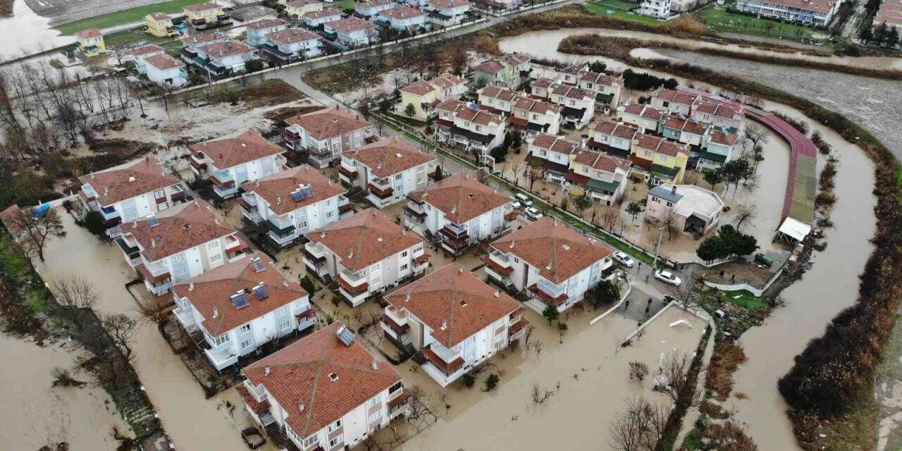 İnanılmaz görüntüler, evler sel sularına gömüldü