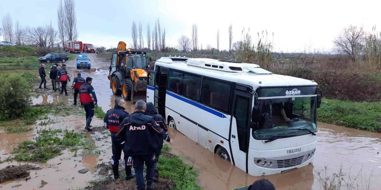 İşçi servisi derede mahsur kaldı
