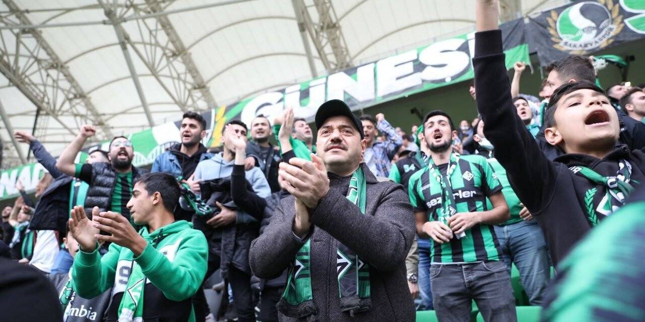 Vali tribünde taraftarla maç izledi, ortaya renkli görüntüler çıktı