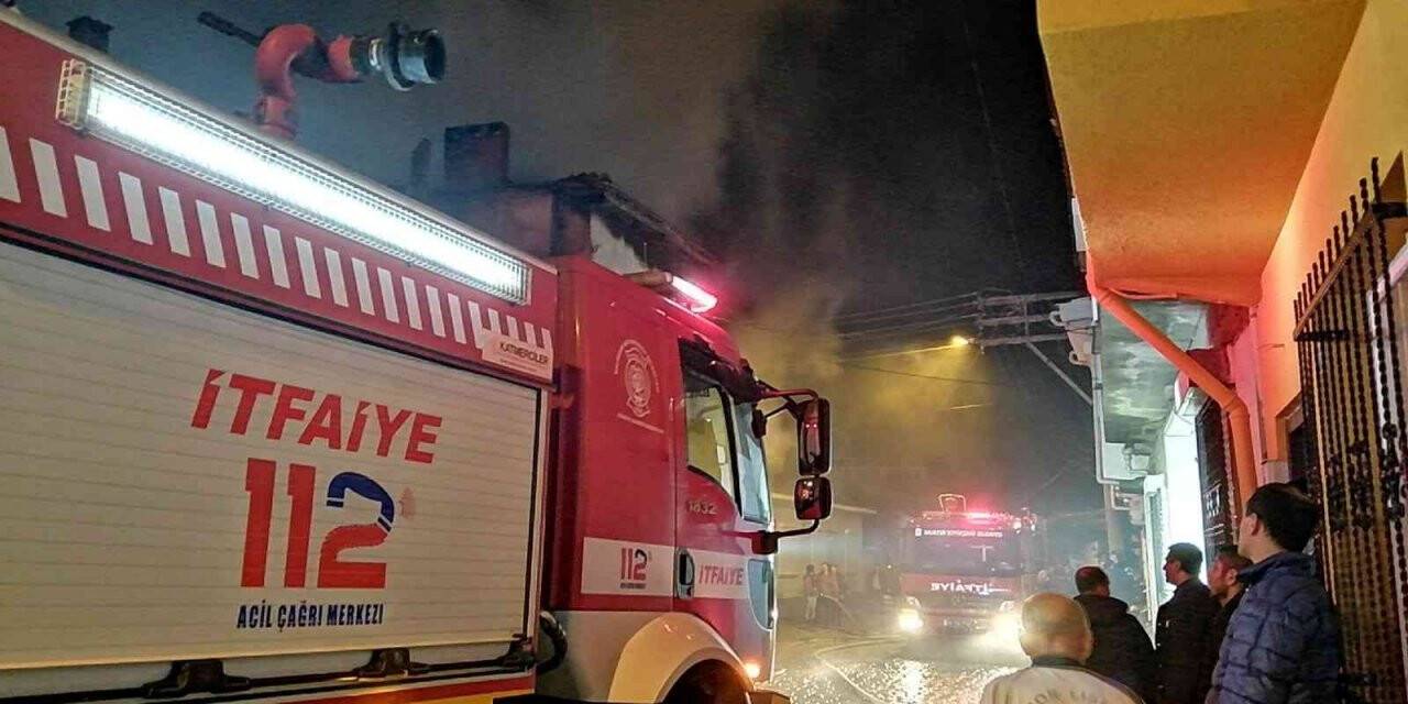 Burhaniye’deki yangında iki aile evsiz kaldı